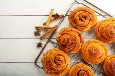 Mutfak masasında ev yapımı tarçınlı rulo.