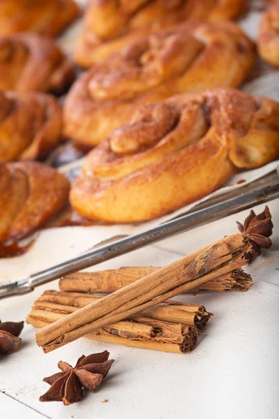 Zelfgemaakte Kaneelbroodjes Tafel Van Keuken — Stockfoto