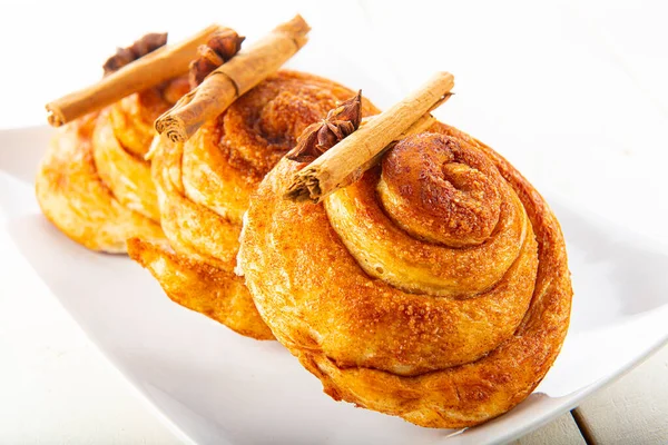 Zelfgemaakte Kaneelbroodjes Tafel Van Keuken — Stockfoto