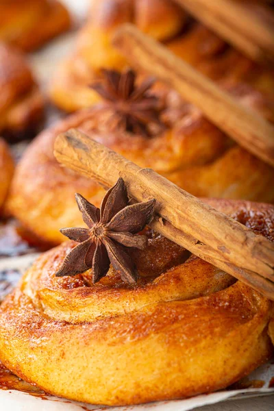 Zelfgemaakte Kaneelbroodjes Tafel Van Keuken — Stockfoto