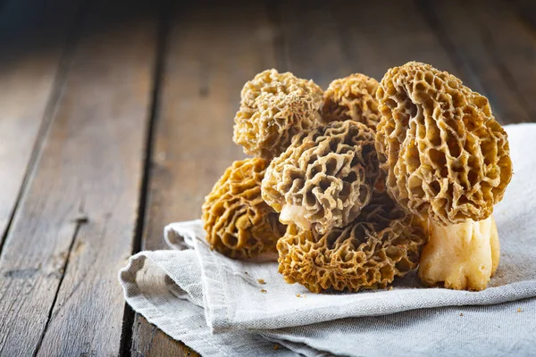 Morchella Morel Βρώσιμα Μανιτάρια Στο Τραπέζι Της Κουζίνας Φωτογραφία Αρχείου