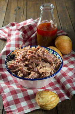 Amerikan usulü sirke soslu domuz eti.