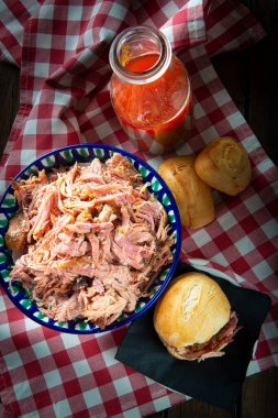 Amerikan usulü sirke soslu domuz eti.