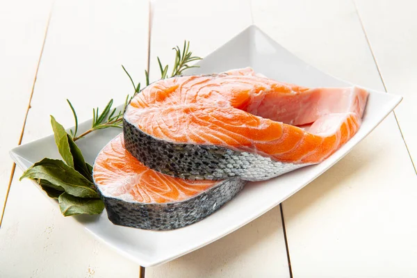 Filetes Salmão Frescos Não Cozidos Mesa Cozinha — Fotografia de Stock