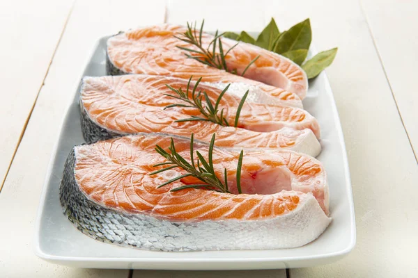 未煮熟的新鲜鲑鱼片放在厨房桌子上 — 图库照片