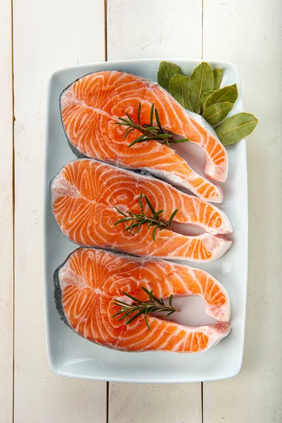 Filetes Salmão Frescos Não Cozidos Mesa Cozinha — Fotografia de Stock