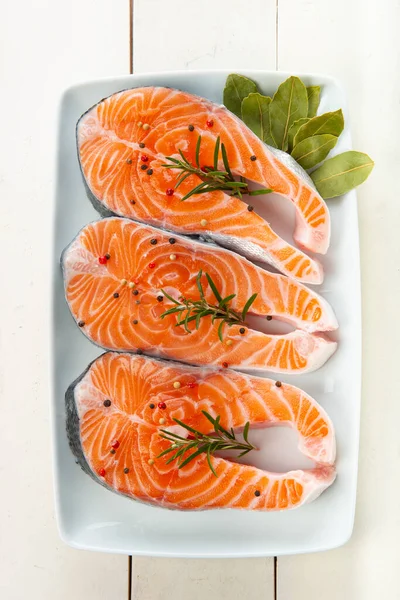 Filetes Salmão Frescos Não Cozidos Mesa Cozinha — Fotografia de Stock