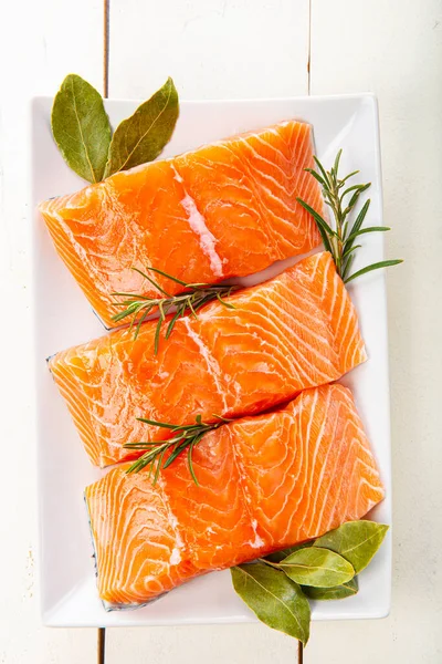 Filetti Salmone Freschi Crudi Sulla Tavola Della Cucina — Foto Stock