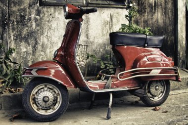 Park edilmiş eski kırmızı motosiklet