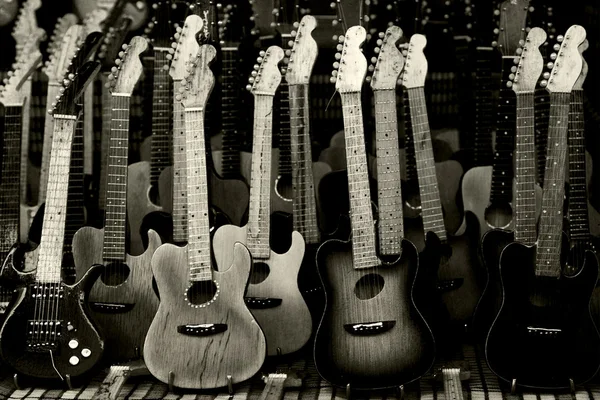 暗い部屋でおもちゃギター — ストック写真