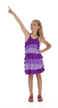 küçük kız yukarı doğru beyaz zemin üzerine işaret