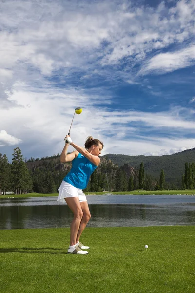 Woman Swinging Golf Club — Stock Photo, Image