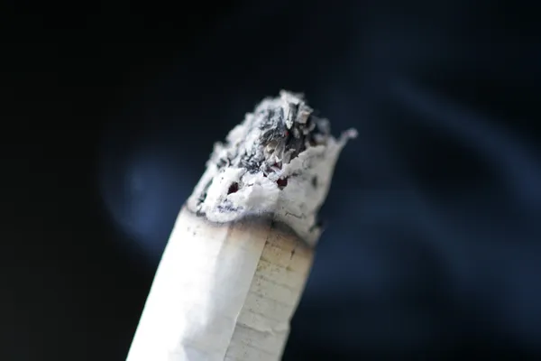 Hořící cigareta s kouřem — Stock fotografie