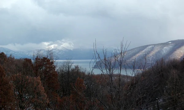 Jezioro prespa w Macedonii w zimie — Zdjęcie stockowe
