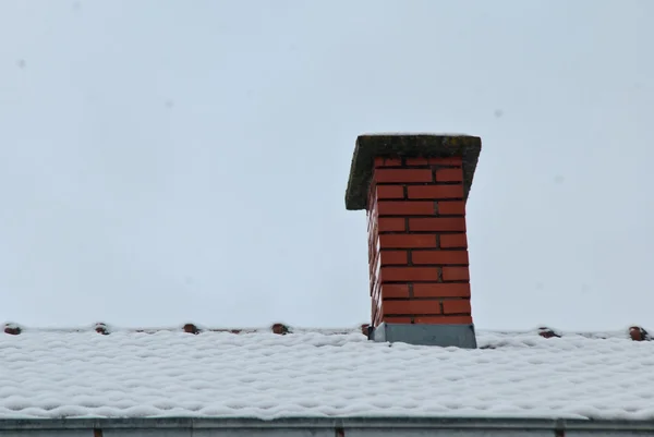 Chaminé no telhado de neve — Fotografia de Stock