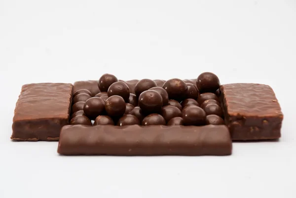 Barras de chocolate y bolas de chocolate — Foto de Stock