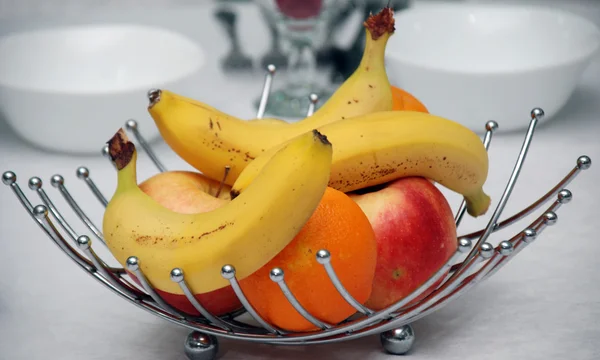 Plátanos y manzanas en canasta metálica — Foto de Stock
