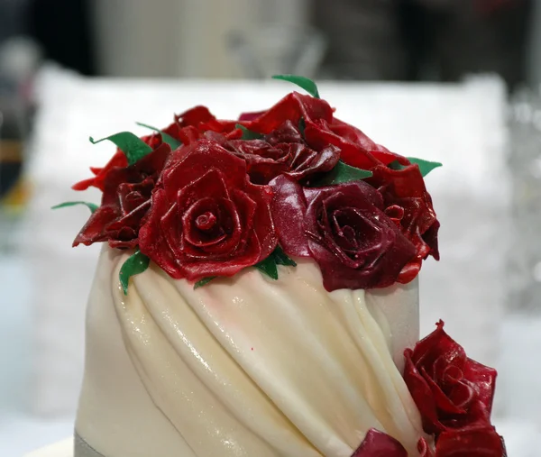 Rozen op een bruiloft-taart — Stockfoto