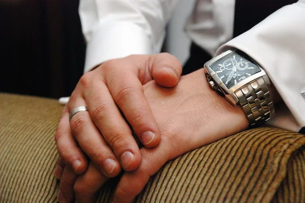Brudgummen händer — Stockfoto