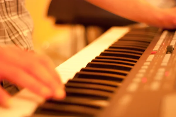 Piano jogador closeup em mãos — Fotografia de Stock