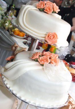 Güzel beyaz düğün pastası Güllü