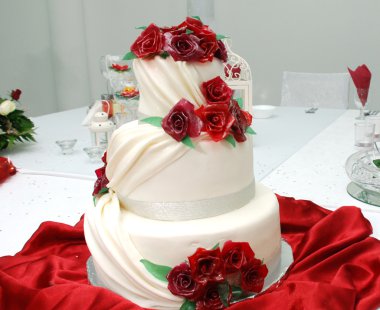 Güzel beyaz düğün pastası Güllü