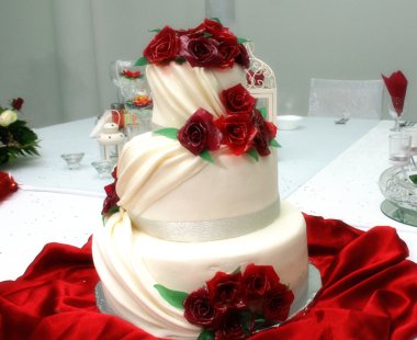 Kırmızı Güllü beyaz düğün pastası