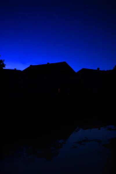 深い青色の都市日没 — ストック写真