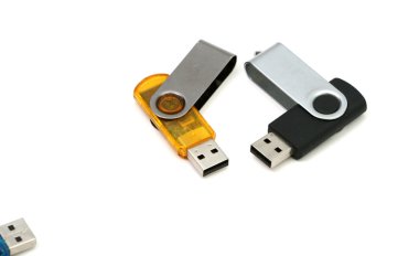 Beyaz arkaplanda iki usb çubuğu