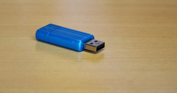 Flash USB azul sobre fondo de madera — Foto de Stock