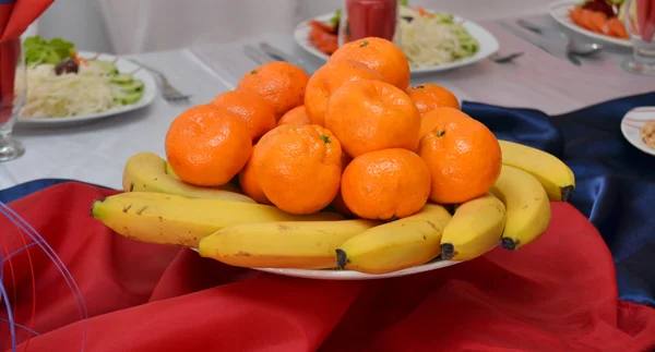 Бананы и апельсины — стоковое фото