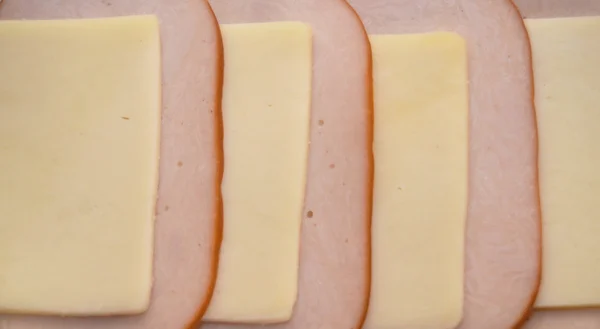 Käse und Salami — Stockfoto