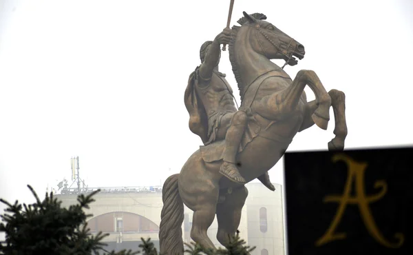 Estatua de Alejandro Magno en el centro de Skopje, Macedonia —  Fotos de Stock