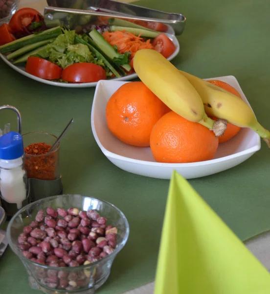 Frutas y ensalada en la mesa del restaurante — Foto de Stock
