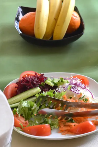 Frisch zubereiteter Salat — Stockfoto