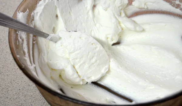 Het maken van crème voor een cake — Stockfoto
