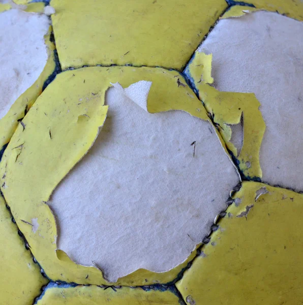 Viejo balón de fútbol amarillo —  Fotos de Stock