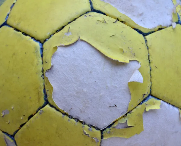 Viejo balón de fútbol amarillo —  Fotos de Stock