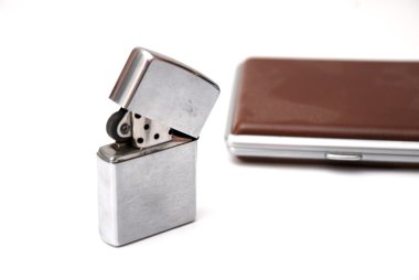 Zippo ve sigara tutacağı.