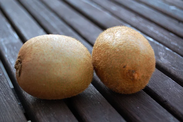 Dua kiwi di atas kayu — Stok Foto