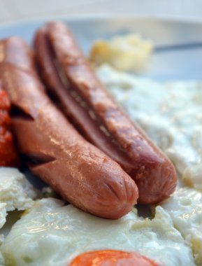 iştah açıcı kahvaltı kızarmış yumurtalı kızarmış yumurta ve kızarmış sosis