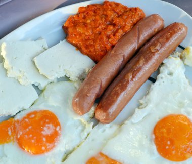 iştah açıcı kahvaltı kızarmış yumurtalı kızarmış yumurta ve kızarmış sosis