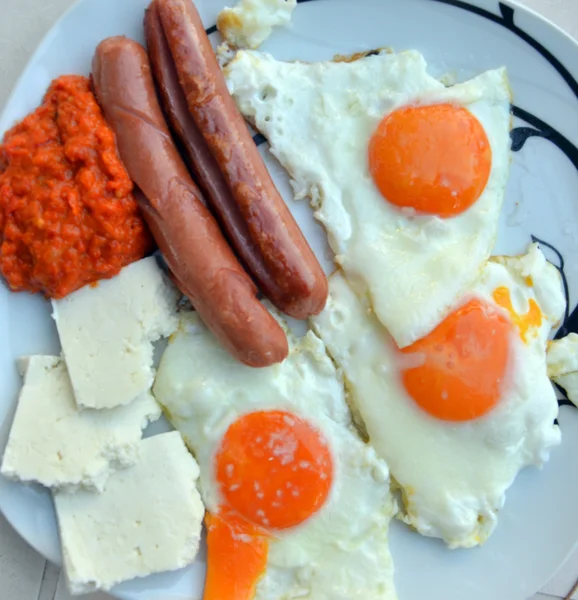 Apetitivo desayuno con huevos fritos huevos fritos y salchichas fritas — Foto de Stock