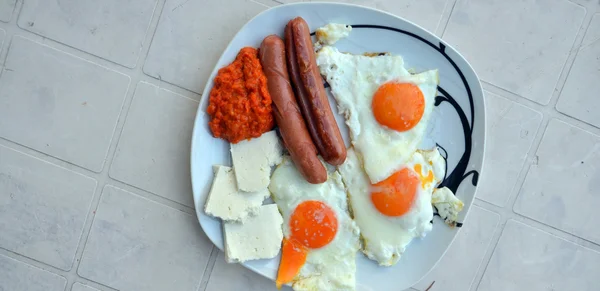 Petit déjeuner appétissant avec œufs frits œufs frits et saucisses frites — Photo