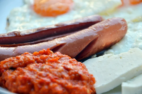 Apetitivo desayuno con huevos fritos huevos fritos y salchichas fritas — Foto de Stock