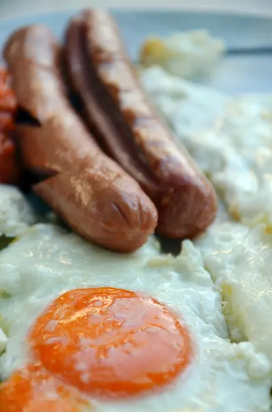 Aptitretande frukost med stekta ägg stekt ägg och stekt korv — Stockfoto