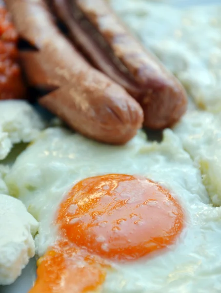 Apetitivo desayuno con huevos fritos huevos fritos y salchichas fritas — Foto de Stock