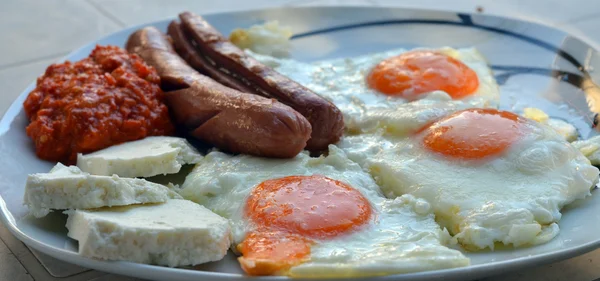 Pequeno-almoço apetitoso com ovos fritos ovos fritos e salsichas fritas — Fotografia de Stock