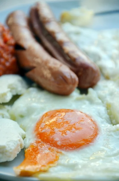 Pequeno-almoço apetitoso com ovos fritos ovos fritos e salsichas fritas — Fotografia de Stock