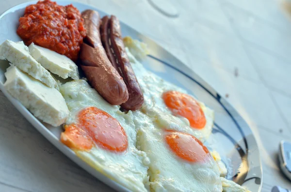 Apetitivo desayuno con huevos fritos huevos fritos y salchichas fritas — Foto de Stock